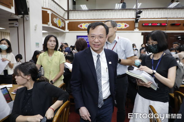 ▲▼財委會聯席會審查攸關普發1萬元的追加預算案，會議進行前主計長陳淑姿、農業部長陳駿季、國防部長顧立雄、財政部長莊翠雲、教育部長鄭英耀、衛福部長石崇良、經濟部長龔明鑫陸續到場。（圖／記者湯興漢攝）