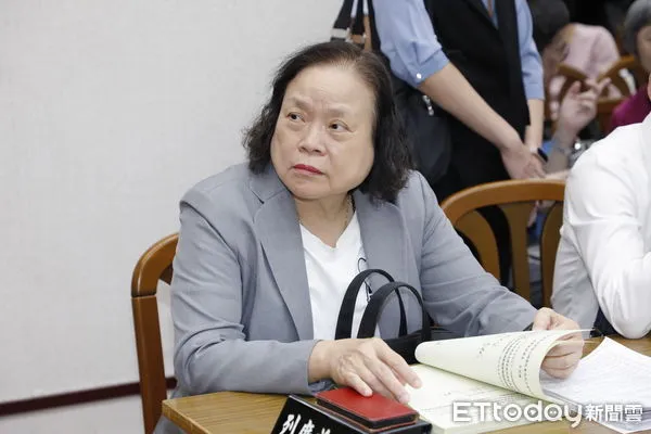 ▲▼財委會聯席會審查攸關普發1萬元的追加預算案，會議進行前主計長陳淑姿、農業部長陳駿季、國防部長顧立雄、財政部長莊翠雲、教育部長鄭英耀、衛福部長石崇良、經濟部長龔明鑫陸續到場。（圖／記者湯興漢攝）