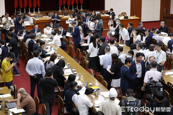 ▲▼財委會聯席會審查攸關普發1萬元的追加預算案，各部會代表與列席立委進行協商。（圖／記者湯興漢攝）