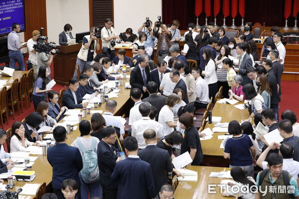 ▲▼財委會聯席會審查攸關普發1萬元的追加預算案，各部會代表與列席立委進行協商。（圖／記者湯興漢攝）