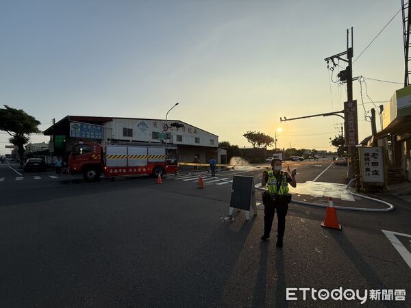 ▲安南區北安路、長和路口地面冒泡泡，警消封路警戒防止危害擴大。（記者林東良翻攝，下同）