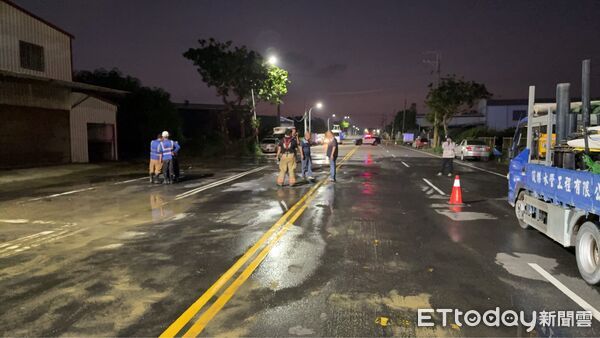 ▲安南區北安路、長和路口地面冒泡泡，警消封路警戒防止危害擴大。（記者林東良翻攝，下同）