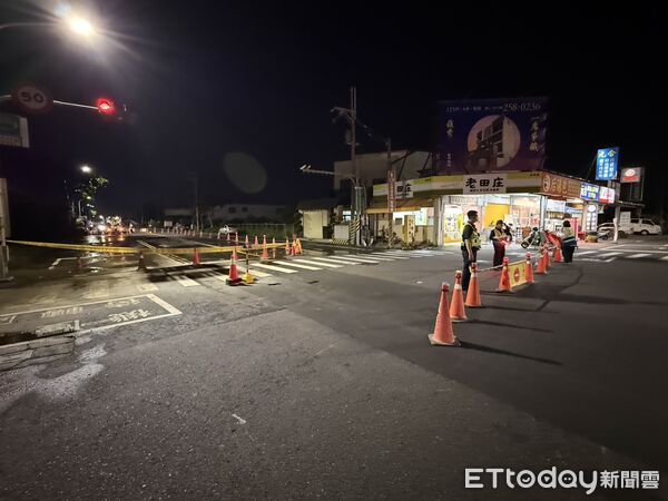 ▲安南區北安路、長和路口地面冒泡泡，警消封路警戒防止危害擴大。（記者林東良翻攝，下同）