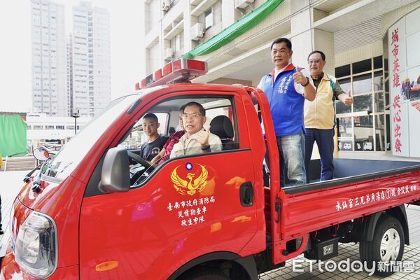 ▲水仙宮三兄弟魚湯店捐贈「災情勘查車」儀式於台南市政府永華辦公室舉行，市長黃偉哲（中）親自出席致謝。（記者林東良翻攝，下同）