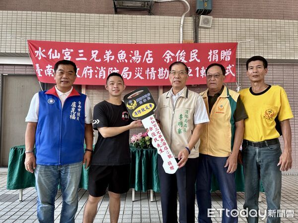 ▲水仙宮三兄弟魚湯店捐贈「災情勘查車」儀式於台南市政府永華辦公室舉行，市長黃偉哲（中）親自出席致謝。（記者林東良翻攝，下同）