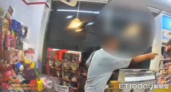 ▲▼移工超商鬼祟領7萬現金！拒檢狂奔大街爆拉扯。（圖／記者許宥孺翻攝）