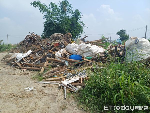 ▲嚴查風災廢棄物！台南市環保局攔查夾帶事業廢棄物車，地主遭函送地檢署法辦。（圖／記者林東良翻攝）