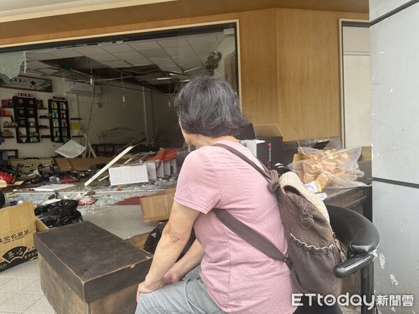 ▲▼茶葉行遭撞。（圖／記者許權毅攝）