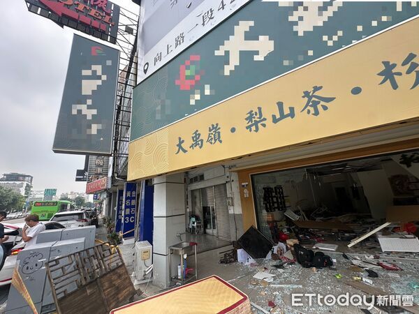 ▲▼茶葉行遭撞。（圖／記者許權毅攝）