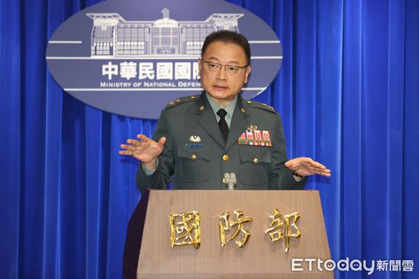 ▲國防部發言人孫立方對馬文君質疑國防部浮編預算進行說明。（圖／記者徐文彬攝）