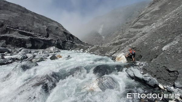 ▲▼馬太鞍溪堰塞湖地表仍持續變形、集水區多處可見新裂隙。（圖／林業署花蓮分署提供署）