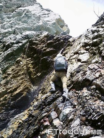 ▲▼馬太鞍溪堰塞湖地表仍持續變形、集水區多處可見新裂隙。（圖／林業署花蓮分署提供署）