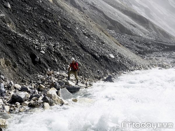 ▲▼馬太鞍溪堰塞湖地表仍持續變形、集水區多處可見新裂隙。（圖／林業署花蓮分署提供署）