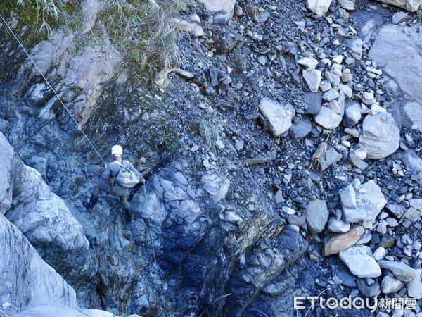 ▲▼馬太鞍溪堰塞湖地表仍持續變形、集水區多處可見新裂隙。（圖／林業署花蓮分署提供署）