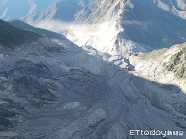 ▲▼馬太鞍溪堰塞湖地表仍持續變形、集水區多處可見新裂隙。（圖／林業署花蓮分署提供署）