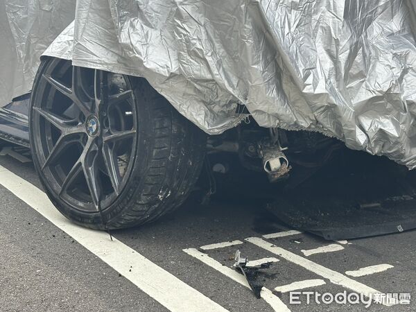▲▼台中飛車凌晨撞進茶葉行1死1傷，肇事BMW。（圖／記者白珈陽攝）