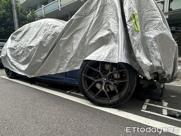 ▲▼台中飛車凌晨撞進茶葉行1死1傷，肇事BMW。（圖／記者白珈陽攝）