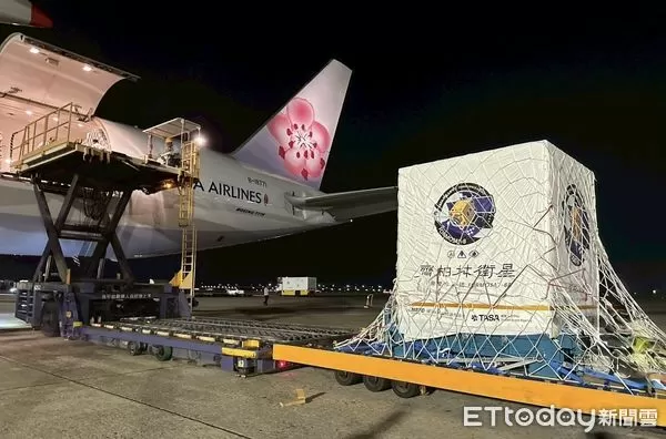 ▲▼華航以波音777F貨機協助國家太空中心（TASA）運送「福爾摩沙衛星八號」首顆衛星。（圖／華航提供）