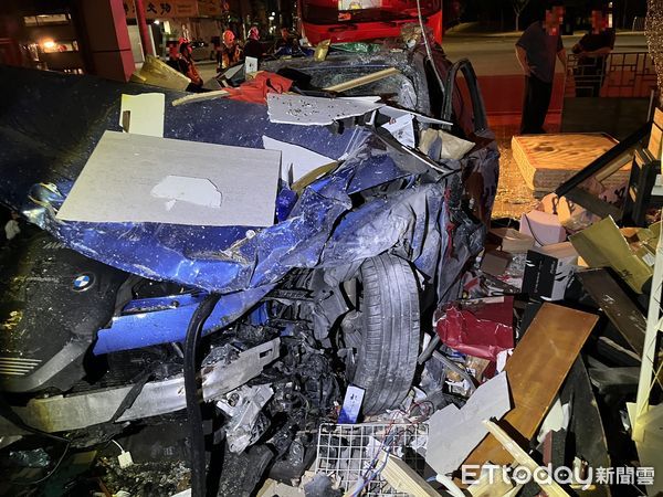 ▲▼台中飛車凌晨撞進茶葉行1死1傷，肇事BMW。（圖／民眾提供）