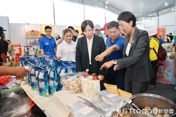▲新竹市長高虹安陪同該市東區基層建設促進會多位里長參訪南投茶博會。（圖／南投縣政府提供，下同）