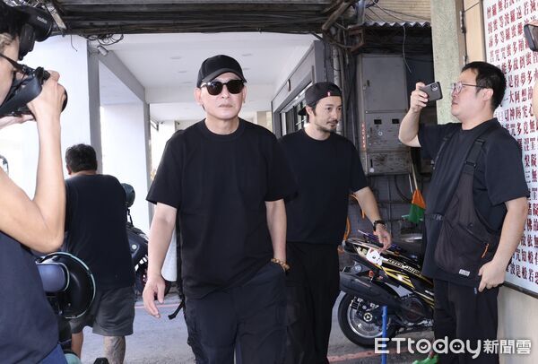 ▲▼  王識賢、古斌抵達顏正國靈堂。（圖／記者蔡琛儀攝）