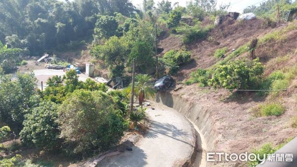 ▲新化分局副分局長卓新裕澄清左鎮二寮路段車禍未發現毒駕跡象，駕駛尿液已依法送檢。（記者林東良翻攝，下同）