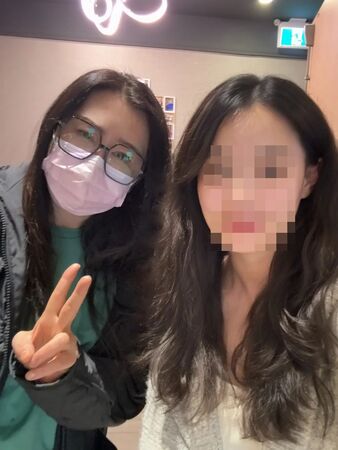 王祖賢（左）被認出來，大方與影迷合照。（翻攝小紅書）