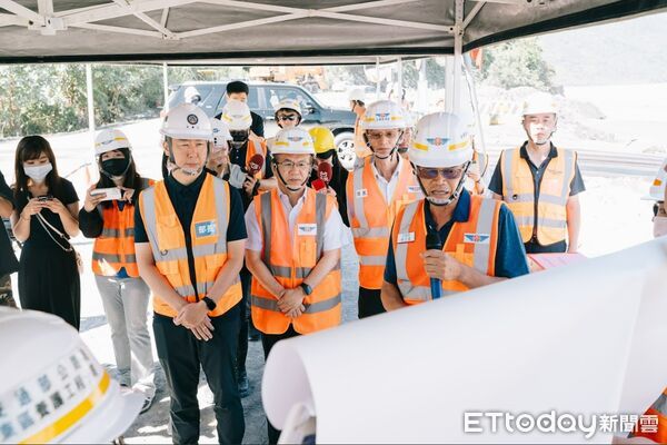 ▲▼陳世凱宣布馬太鞍溪橋便道提早10/10下午通車。（圖／交通部提供）