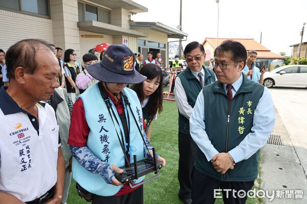 ▲台南市啟動「無人機防治登革熱計畫」，9日於安南區城西里活動中心舉辦成果發表會。（記者林東良翻攝，下同）