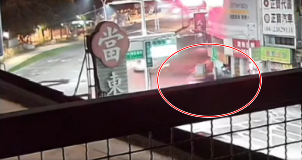 ▲▼台中飛車撞進茶葉行，母死子傷，撞擊畫面曝光。（圖／翻攝爆料公社）