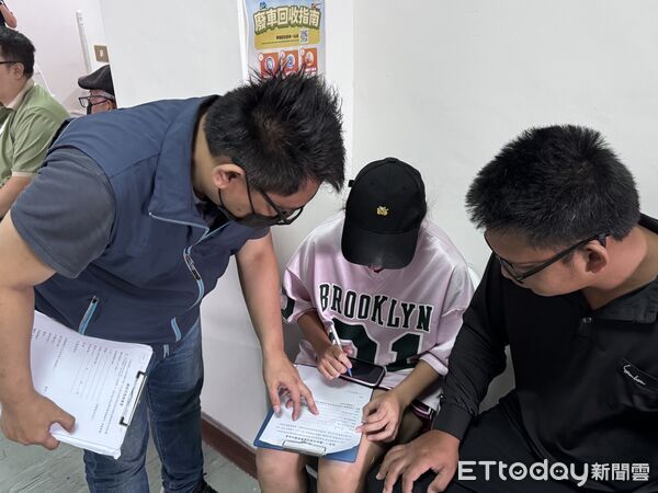 ▲▼監理所人員協助民眾辦理受災車輛報廢。（圖／公路局提供）