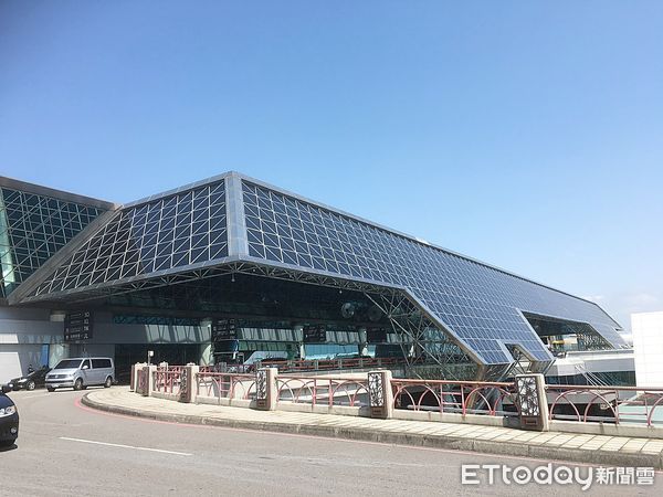 ▲白牌計程車周姓男子今年1月間在桃園機場非法載運泰國籍旅客，欲離去時被航警攔查，另名洪姓攬客業者與員警拉扯，周男猛踩油門逃逸，過程中衝撞航警倒地受傷。（資料照／記者沈繼昌攝，與本新聞無關）