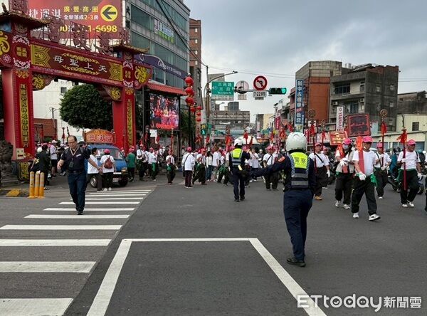 ▲各重要路口均編排人員指揮疏導，並有機動交管哨同仁即時疏導車流排除道路障礙。（圖／桃園警分局提供）