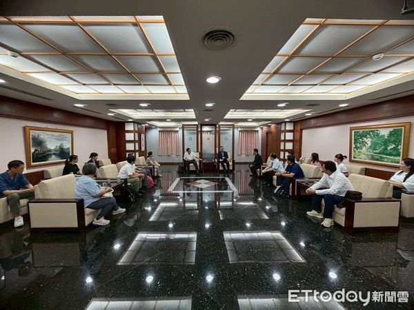 ▲保護司司長洪信旭南下台南地檢署，關懷更生人並進行業務評鑑指導。（記者林東良翻攝，下同）