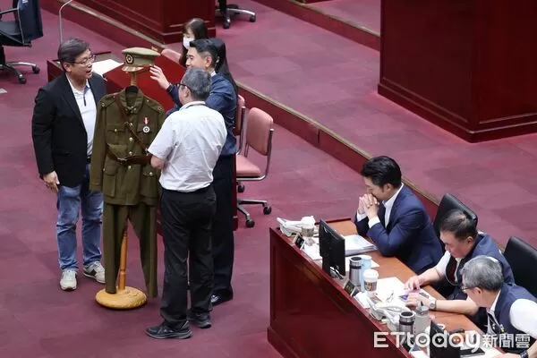 ▲▼ 蔣萬安施政報告與質詢及答覆-民進黨議員陳賢蔚送軍裝。（圖／記者黃克翔攝）