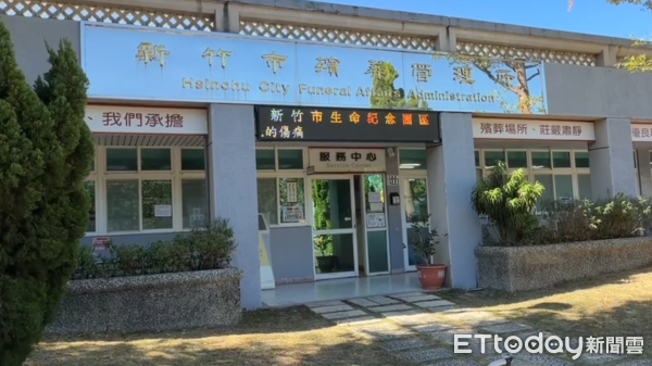 ▲▼死了都要討債！　女趁「瞻仰遺容」偷按指印。新竹殯儀館，新竹市殯儀館。（圖／地方中心翻攝）