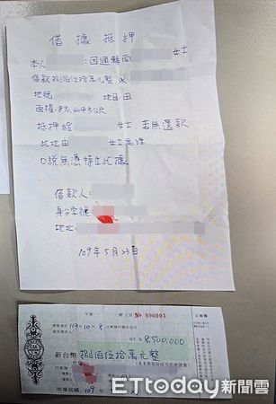 ▲▼死了都要討債！　女趁「瞻仰遺容」偷按指印。（圖／地方中心翻攝）