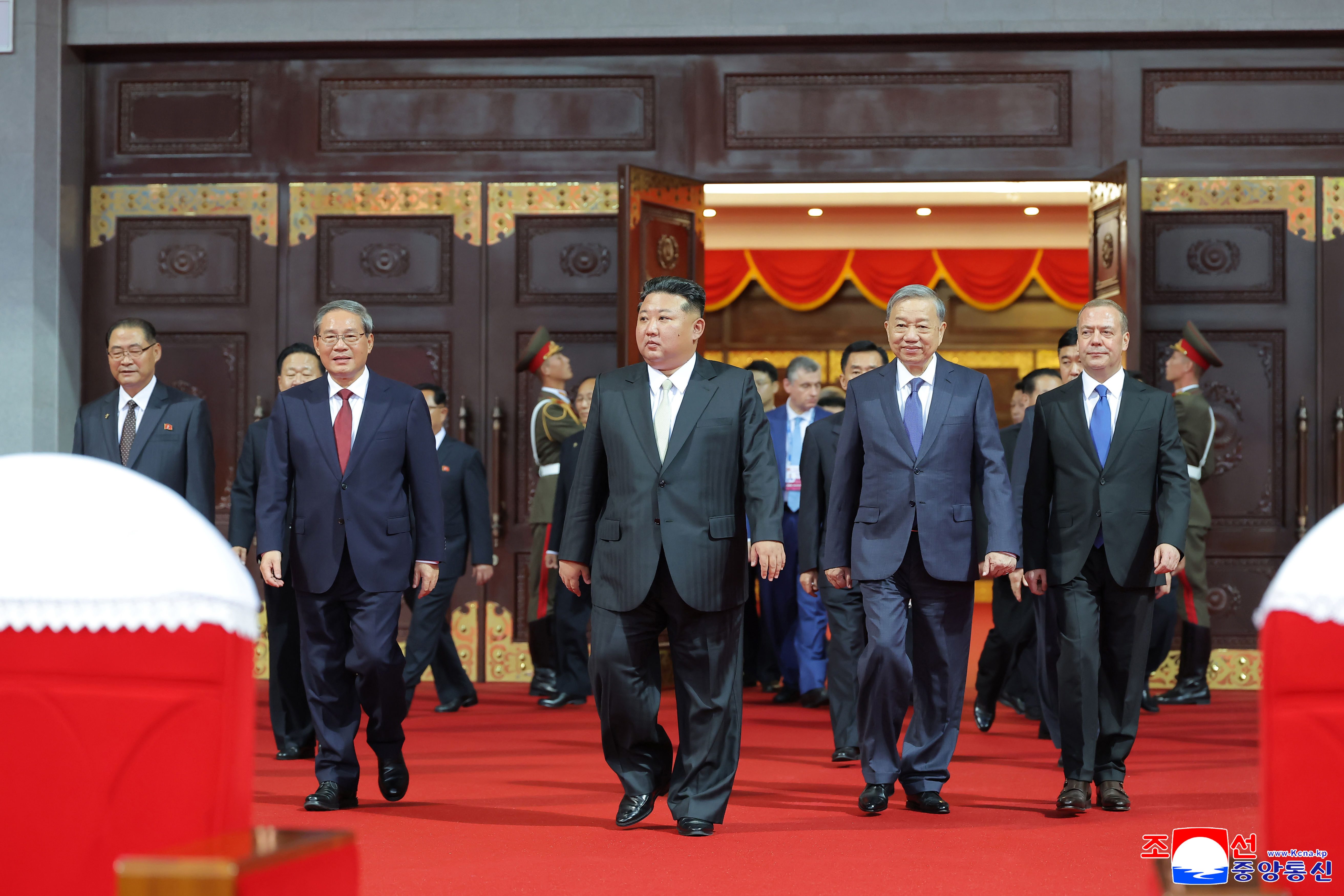 ▲▼中國總理李強、俄羅斯國家安全會議副主席兼統一俄羅斯黨主席梅德維傑夫、越南總書記蘇林均到場觀禮。（圖／達志影像／美聯社）