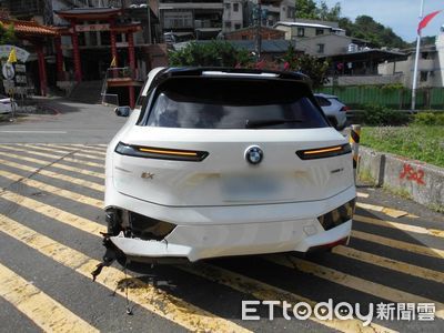 機車闖國道「出隧道猛撞BMW」！騎士噴飛一度命危　現場畫面曝光