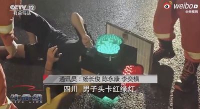 陸男子騎車滑手機!頭卡紅綠燈箱裡 動用切割器才把頭拔出來