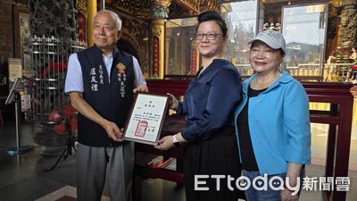 台南安平開台天后宮添文物　科頂科技董事長捐贈紅木神明桌