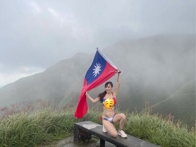 凍齡美魔女「穿國旗比基尼」慶國慶　嗨喊：我心裡的驕傲信念