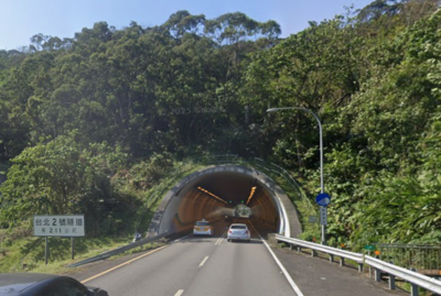 國道天降樹枝砸中賓士 車主、駕駛求償91萬僅獲國賠3.8萬