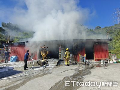 快訊/基隆宮廟竄濃煙!民眾急報案 警消到場已全面燃燒