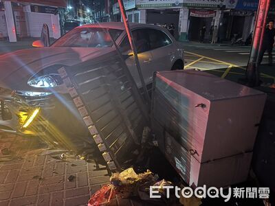運將代駕保時捷「撞變電箱引擎蓋變形」車主哭哭　整條街停電