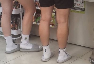 年輕人超愛「襪＋拖鞋」！爆紅穿法被酸　網揭真相：大咖超愛