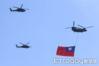 直擊/新住民代表領唱國歌 巨幅國旗吊掛進場