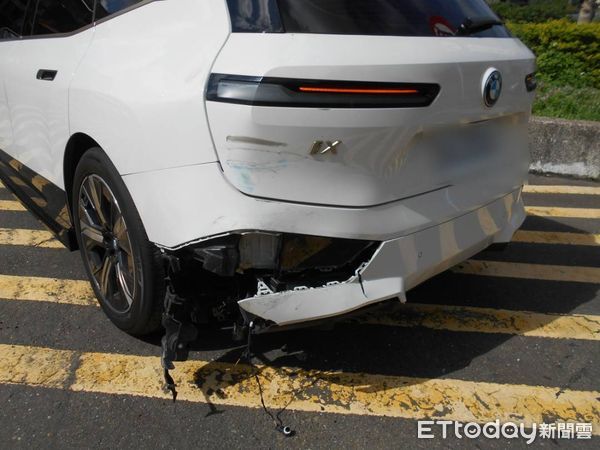 ▲國道一號大業隧道口發生追撞事故，機車闖國道撞BMW騎士噴飛。（圖／記者郭世賢翻攝，下同）