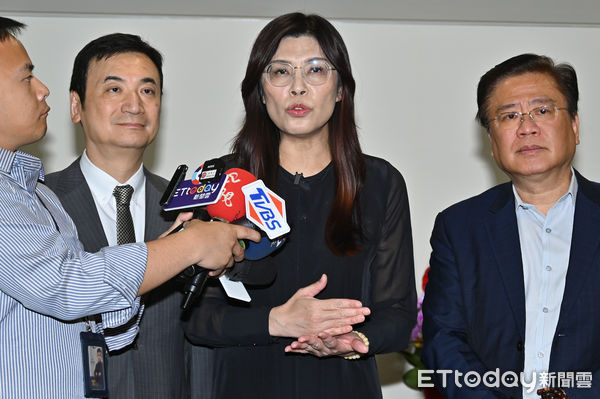 ▲鄭麗文(中)拜會商總理事長許舒博(右)後並受訪。（圖／記者李毓康攝）