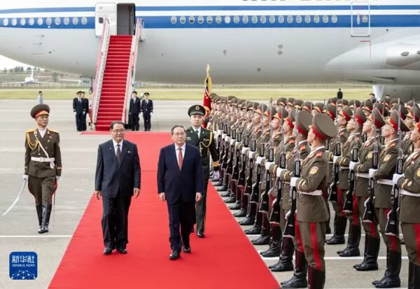 ▲▼當地時間10月9日中午，李強乘包機抵達平壤順安國際機場。（圖／翻攝新華社）